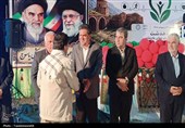 تجلیل از خانواده شهدا در هفته ملی سلامت در دهدشت