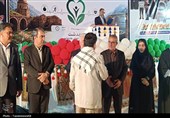 تجلیل از خانواده شهدا در هفته ملی سلامت در دهدشت