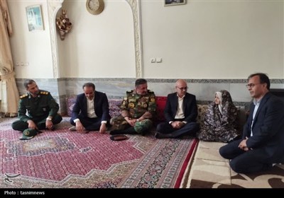 بیجار در آغوش یاد شهدا؛ دیدار مسئولان با خانواده شهدای ارتش+تصویر