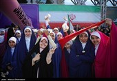 Свадебная церемония молодых иранских пар в ходе эпического уличного подвига в Тегеране