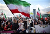 Свадебная церемония молодых иранских пар в ходе эпического уличного подвига в Тегеране
