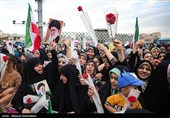 Свадебная церемония молодых иранских пар в ходе эпического уличного подвига в Тегеране