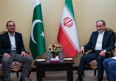 دیدار و گفتگوی فرمانده ارتش پاکستان با عراقچی در تهران
