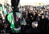 تشییع پیکر تعزیه‌خوان امام حسین(ع) در روستای تیکدر