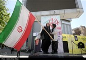 این پرچم زمین نمی ماند