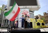 این پرچم زمین نمی ماند