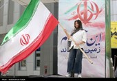 این پرچم زمین نمی ماند