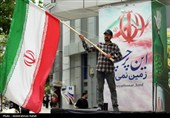 این پرچم زمین نمی ماند