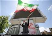 این پرچم زمین نمی ماند