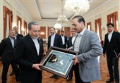 اهدای تابلوی ورزش کهن ایران به فرمانده ارتش پاکستان