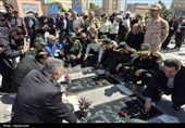 عطرافشانی مزار شهدای اردبیل در سالروز فتح خرمشهر؛ تجدید میثاق با رزمندگان اسلام