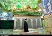 ببینید| فیلم غبارروبی مضجع شریف حضرت معصومه(س) توسط امام شهید امت