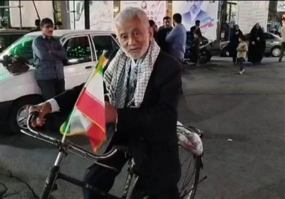 شاعر 90 ساله گیلانی: ما پاسدار خون شهیدانیم