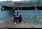  در این قاب‌ها، زندگی با تقسیم کاری نانوشته اما موازی جریان دارد؛ جایی که مردان مظهر استقامت کوهستان‌اند و زنان، فراتر از نقش‌های سنتی خانه، دوشادوش آن‌ها بار سنگین امورات ایل را به دوش می‌کشند.