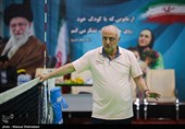 هادی رضایی سرمربی تیم ملی والیبال نشسته