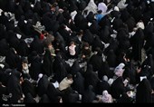 حال‌وهوای زائران حرم بانوی کرامت در دعای عرفه