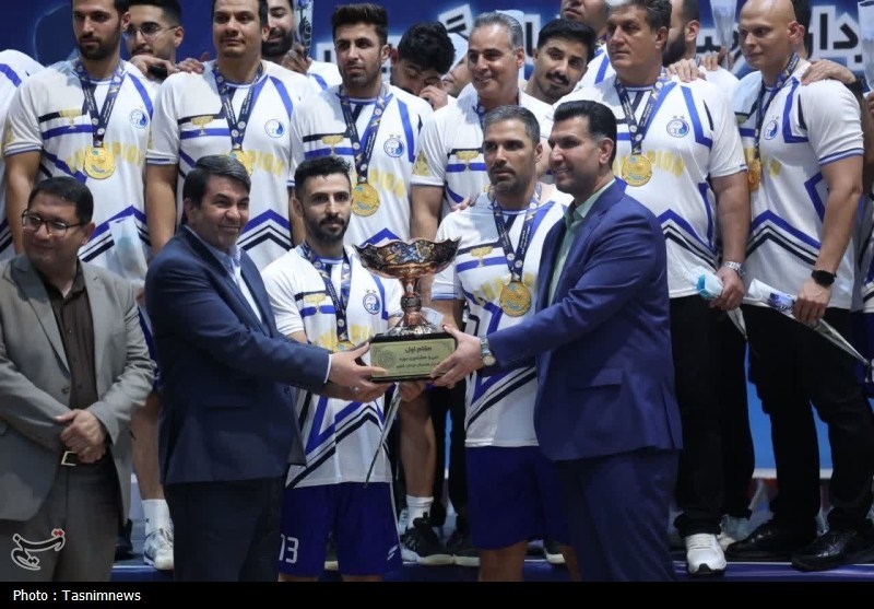 استاندار کرمان در اختتامیه لیگ برتر هندبال/استقلال کازرون قهرمان شد