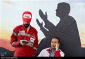 یکی از اعضای هلال احمر در حال خواندن دعای عرفه در مصلای امام خمینی(ره) است
