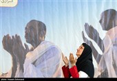 یکی از اعضای هلال احمر در مراسم  دعای عرفه در مصلای امام خمینی(ره) 