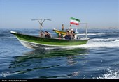 تشییع پیکر شهید صیاد زید ماهیگیر لارکی در  جزیره لارک