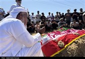 تشییع پیکر شهید صیاد زید ماهیگیر لارکی در  جزیره لارک