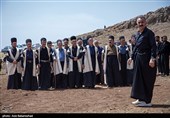 تصاویر این مجموعه، گوشه‌ای از شکوه، احساس و هویت مردمانی را به تصویر می‌کشد که با حفظ سنت‌های خود، یاد و خاطره بزرگانشان را زنده نگه می‌دارند.