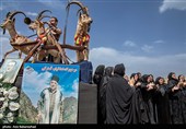 تصاویر این مجموعه، گوشه‌ای از شکوه، احساس و هویت مردمانی را به تصویر می‌کشد که با حفظ سنت‌های خود، یاد و خاطره بزرگانشان را زنده نگه می‌دارند.
