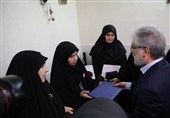 اهدای مدرک دانش‌آموختگی دانشجوی شهید علمی کاربردی توسط وزیر علوم