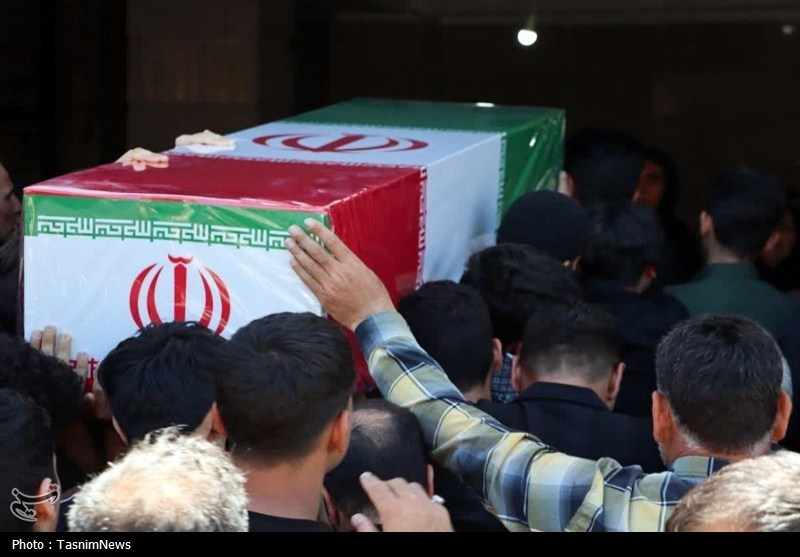 ببینید|دلتنگی و صحبت دختر با پدر شهیدش
