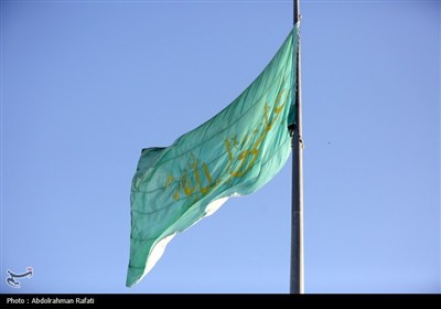 اهتزاز پرچم مزین به نام علی ولی الله (ع) بر فراز شهر همدان