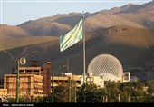 اهتزاز پرچم مزین به نام علی ولی الله (ع) بر فراز شهر همدان
