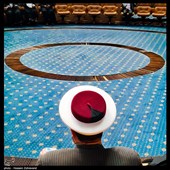 حضور یکی از مدعوین در سالن اجلاس سران جمهوری اسلامی ایران، دقایقی پیش از آغاز برنامه رسمی؛ تصویری که آرامش و نظم حاکم بر فضای پیش از برگزاری نشست را به نمایش می‌گذارد.