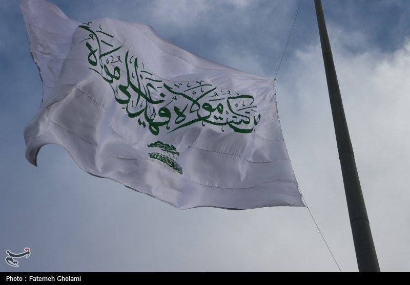 اهتزاز پرچم متبرک حرم مطهر علوی برفراز کلانشهر اراک