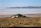 سه ساختمان اقامتی در جزیره کبودان وجود دارد که این ساختمان ها برای اقامت میهمانان و محیطبانان ساخته شده اند.