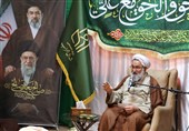 دوری از غرور؛ رمز موفقیت امام راحل و رهبر شهید