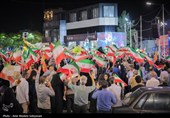 اهتزاز پرچم متبرک حرم امیرالمومنین(ع) در اجتماع مردمی ایران مقاوم در کرمان