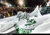 اهتزاز پرچم متبرک حرم امیرالمومنین(ع) در اجتماع مردمی ایران مقاوم در کرمان