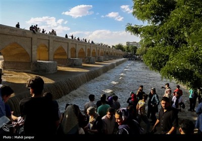 شادی اصفهانی‌ها در کنار پل‌های تاریخی نصف جهان