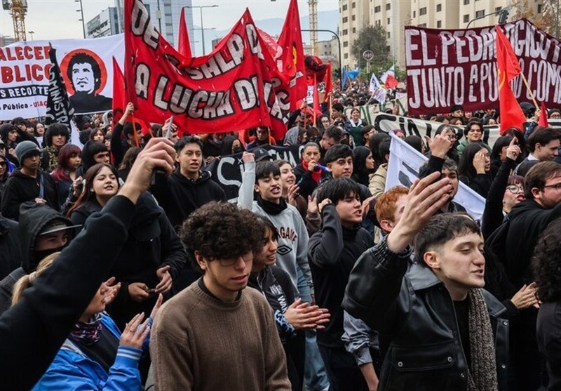 25 Injured in Clashes at Anti-Austerity Student Protest in Chile