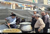 بازدید آیت‌الله عاملی از موکب‌های غدیر؛ 35 هزار پرس غذا میان مردم اردبیل توزیع شد