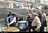 بازدید آیت‌الله عاملی از موکب‌های غدیر؛ 35 هزار پرس غذا میان مردم اردبیل توزیع شد