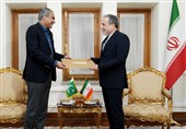 وزیر الداخلیة الباکستانی یسلم عراقجی رسالة خطیة من رئیس وزراء بلاده لقائد الثورة