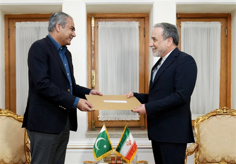 Pakistani Minister Delivers PM’s Message to Ayatollah Khamen