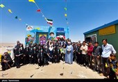 عکس یادگاری مسولان و اعضای گروه جهادی شهدا با اهالی روستای عبدالملکی در پایان مراسم افتتاح دبستان عشایری شهید آیت‌الله سیدعلی خامنه‌ای، پنجمین مدرسه‌ گروه جهادی شهدا در روستای عبدالملکی از توابع بخش روداب شهرستان سبزوار استان خراسان رضوی