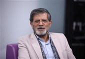 روایت ناصر فیض از «اتاق سیگار» و حاشیه‌های دیدار شاعران با رهبر شهید