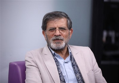 روایت ناصر فیض از «اتاق سیگار» و حاشیه‌های دیدار شاعران با رهبر شهید