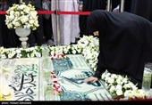 قرائت فاتحه ریحانه سلامی فرزند شهید سلامی بر مزار سردار سپهبد شهید حاج حسین سلامی در آستان مقدس حضرت عبدالعظیم الحسنی(ع)