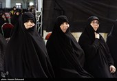 از راست : همسر شهید حسین امیرعبداللهیان،  همسر سردار سپهبد شهید حسین سلامی و  ریحانه سلامی فرزند شهید سلامی در مراسم نخستین سالگرد شهادت سردار سپهبد شهید حاج حسین سلامی در آستان مقدس آستان مقدس حضرت عبدالعظیم حسنی(ع)
