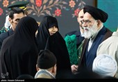 حجت‌الاسلام سیدمحسن محمودی، رئیس شورای هماهنگی تبلیغات اسلامی شهرستان‌های استان تهران و ریحانه سلامی فرزند شهید سلامی در مراسم نخستین سالگرد شهادت سردار سپهبد شهید حاج حسین سلامی در حاشیه مراسم نخستین سالگرد شهادت سردار سپهبد شهید حسین سلامی