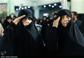 همسر سردار سپهبد شهید حسین سلامی و  ریحانه سلامی فرزند شهید سلامی در مراسم نخستین سالگرد شهادت سردار سپهبد شهید حاج حسین سلامی